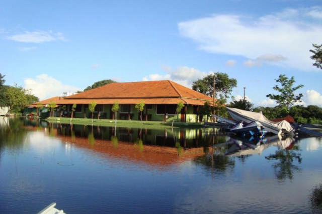 Lontra Pantanal Hotel beira do rio